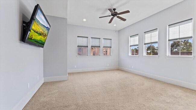 Building Photo - 931 W 23rd St