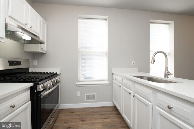 Building Photo - 3 Bed 1 Bath Renovated Townhouse