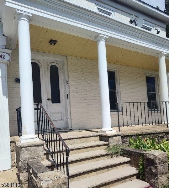 Building Photo - 124 W Washington Ave