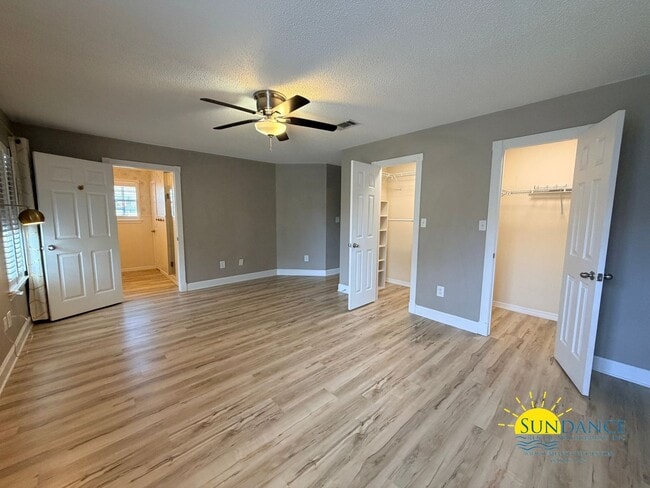 Building Photo - Charming Custom Details & Cul-de-Sac Living in Mary Esther!