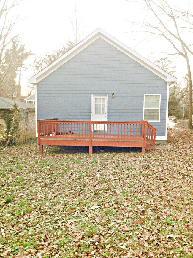 Building Photo - Renovated Cottage Charm