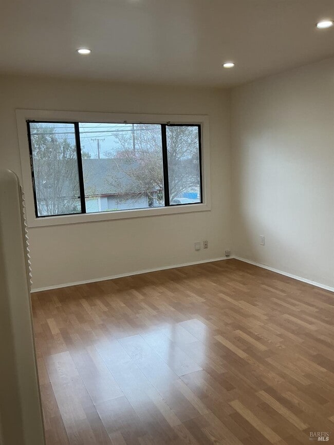 Building Photo - 212 S E St