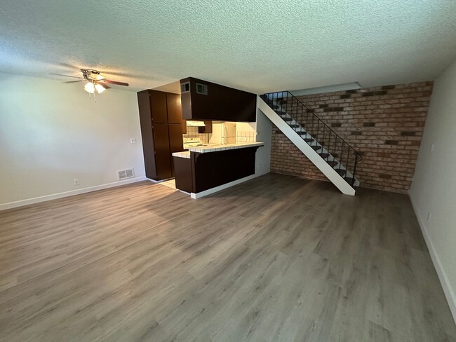 Building Photo - Townhouse 2 bedroom 1 bath, new paint. new...