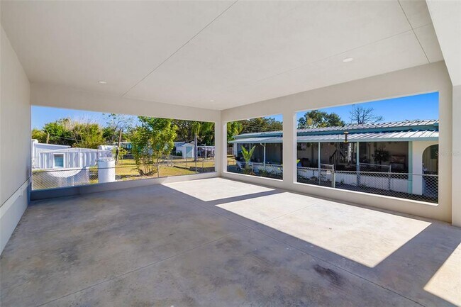 Building Photo - 118 Ruby Ave N