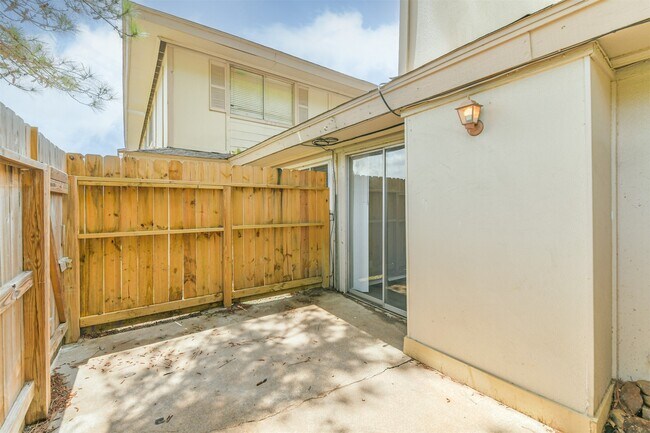 Building Photo - 5646 Birchmont Dr