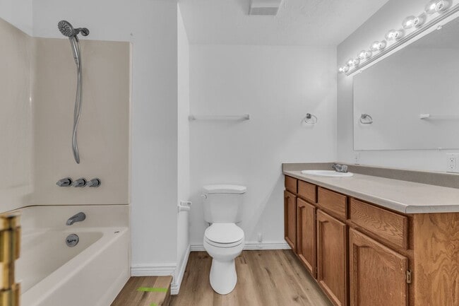 Building Photo - 5BR Sandy Home w/ NEW Flooring, Huge Basement & Large Backyard