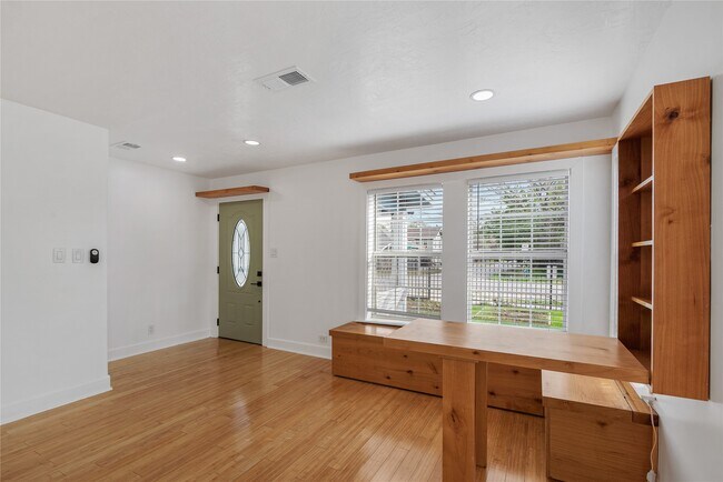 Building Photo - 320 Coronado St