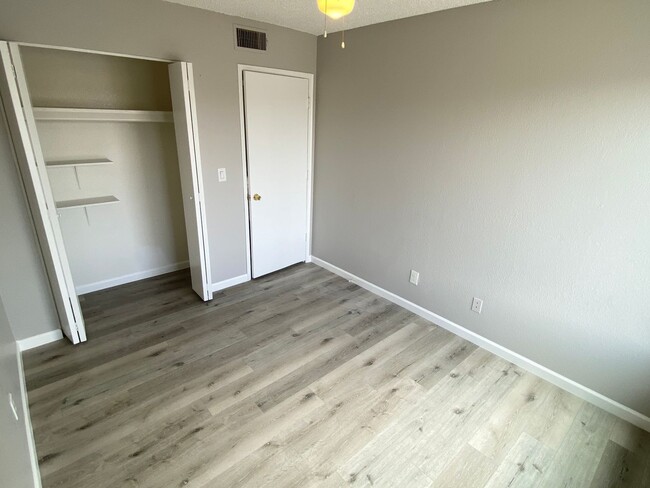 Building Photo - 3 Bedroom 2.5 Townhouse with Brand New Kit...