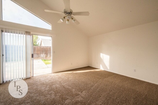 Building Photo - North West Fresno Home, 3BR/2BA, Lots of Amenities