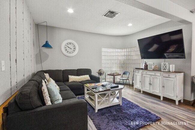 Building Photo - 2851 S Valley View Blvd