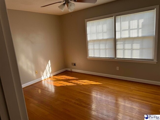 Building Photo - 3031 W Woodbine Ave