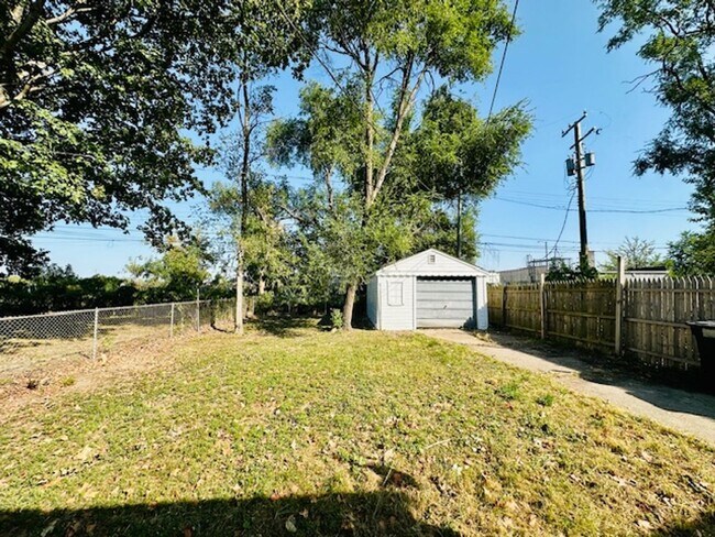 Building Photo - 2 Bedroom 1 Bath House For Lease Section 8...