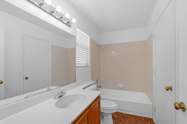 Building Photo - Beautiful 5 Bedroom/3 Bathroom Home in Eas...