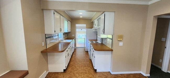 Building Photo - Beautiful home with attached garage and great yard!