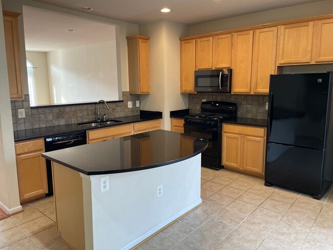 Building Photo - Stunning Light-Filled 3 Bed 2/2 Bath Townhome In Sought After Brambleton