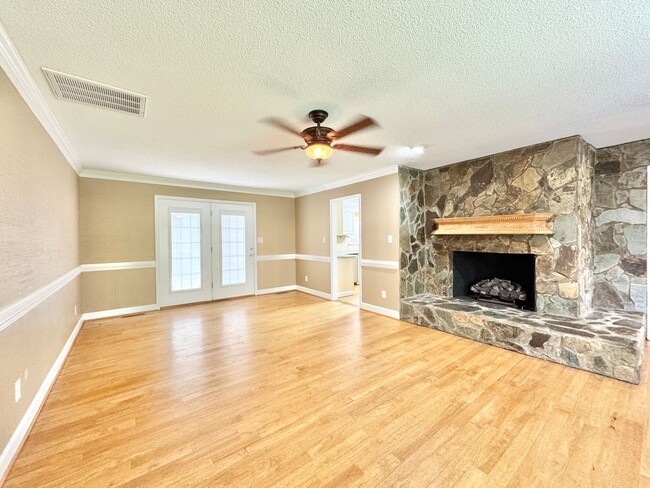 Building Photo - Spacious 3 Bedroom with Backyard Pool