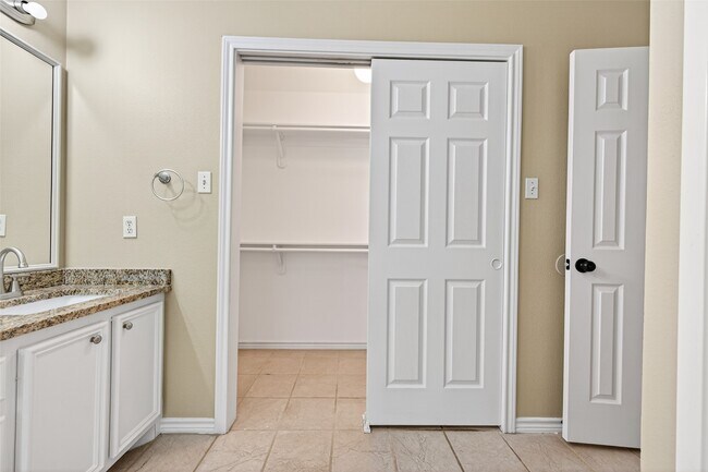 Building Photo - 11655 Lakeview Manor Dr