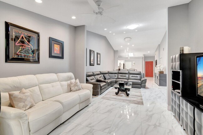 Building Photo - 10927 Dolphin Palm Ct