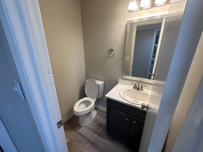 Building Photo - 2 bedroom 1.5 Bath Townhouse Village Green