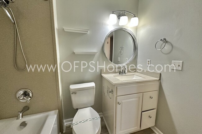 Building Photo - Move-in Special w/ Signed Lease by April 15