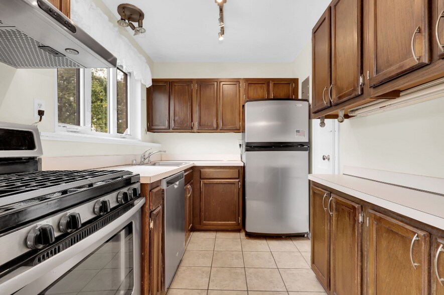 Building Photo - 10411 Montrose Ave