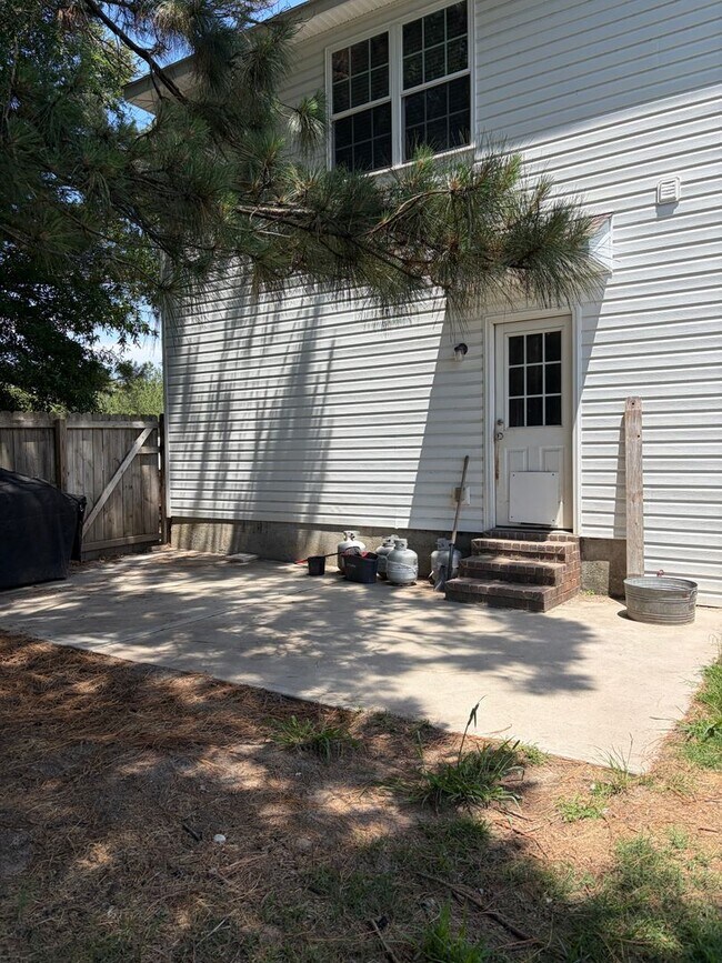 Building Photo - AVAILABLE NOW! (Pet Friendly)
