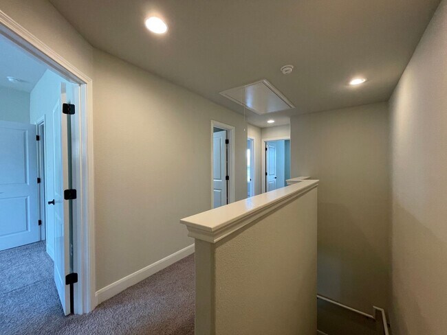 Building Photo - Townhome for rent