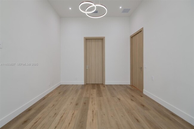 Building Photo - 635 SW 9th St