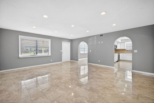 Building Photo - 2 Bedroom 2 Bath Condo with Community pool