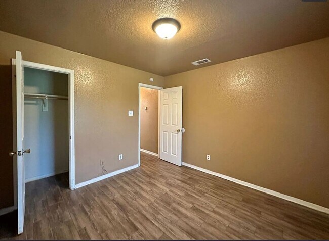 Building Photo - 3805 Sawtooth Dr