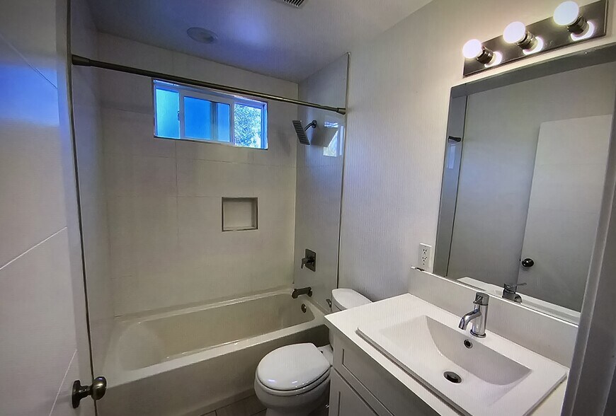 Building Photo - 10923 Hesby St