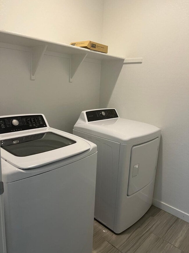 Building Photo - 9922 E Tahoe Ave