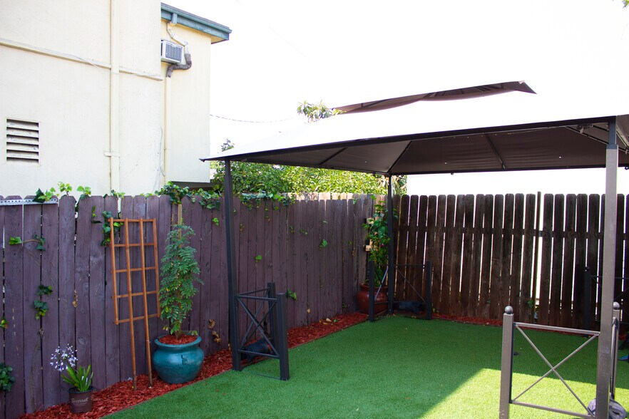 Building Photo - 659 Salem St