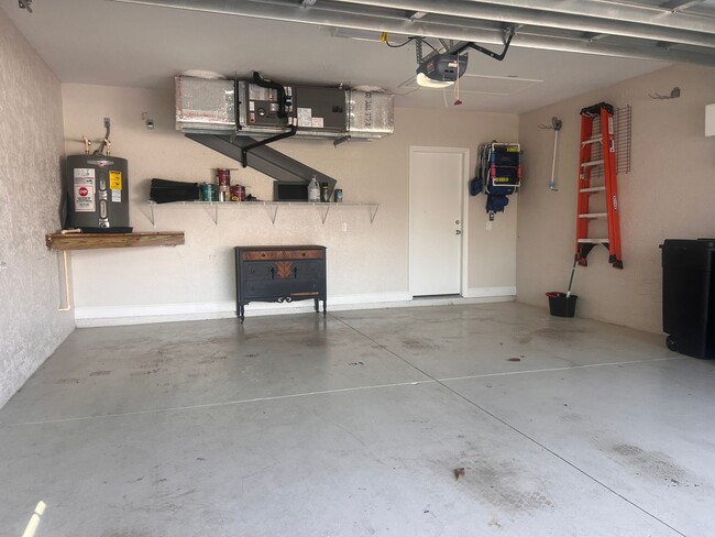 Building Photo - 2bd/2ba/2 car garage in Venetia