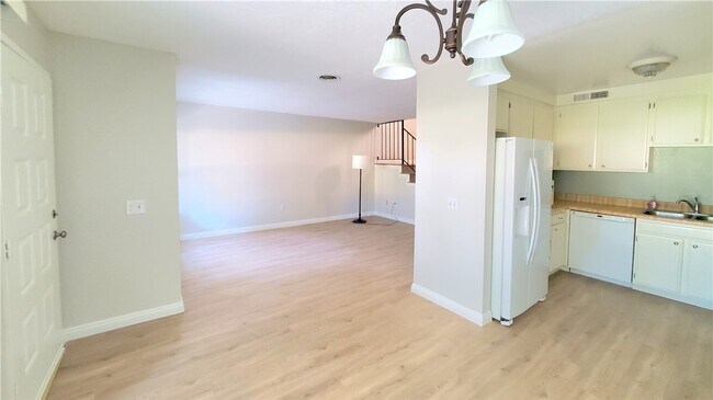 Building Photo - 1460 W Badillo St