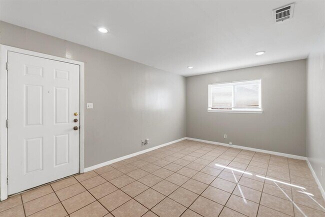 Building Photo - 2201 Lanier Dr