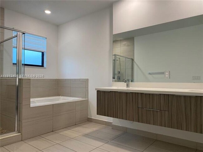 Building Photo - 10440 NW 78th Terrace