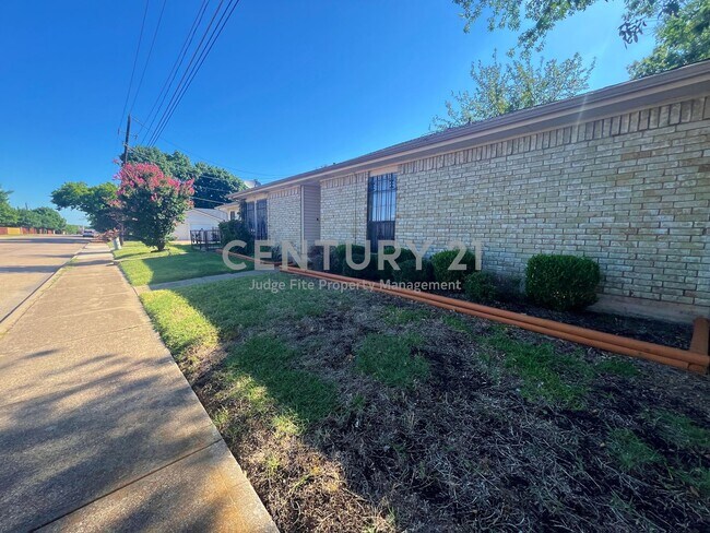 Building Photo - Lovely 3/2 Duplex on Corner Lot in Dallas ...