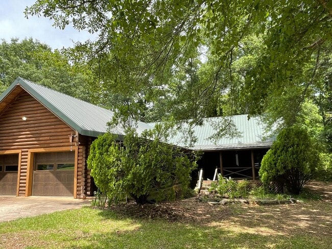 Building Photo - Log Cabin in Oconee on a 1.357 acre neighborhood wooded lot!