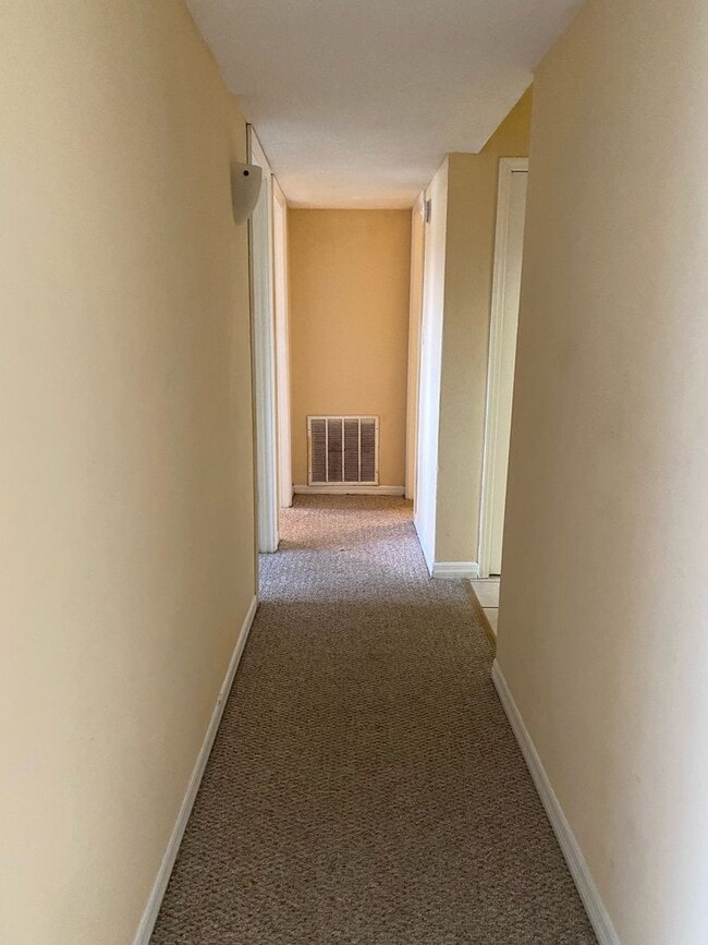 Building Photo - 2 Bed 1 Bath Condo | Pet Friendly | Washer...