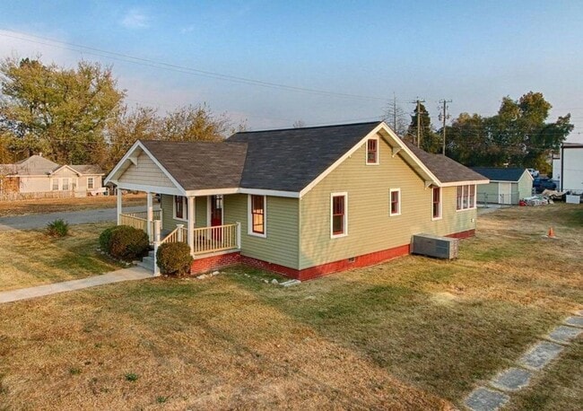 Building Photo - *****COMING SOON****Charming Home in North...