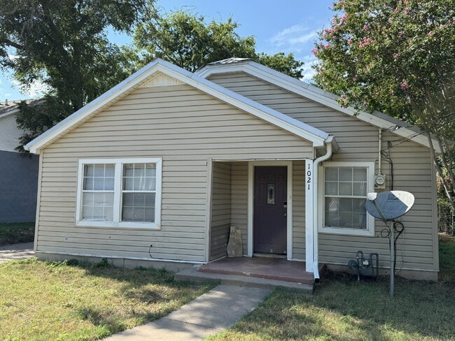 Building Photo - Charming 3 Bed, 1 Bath Home