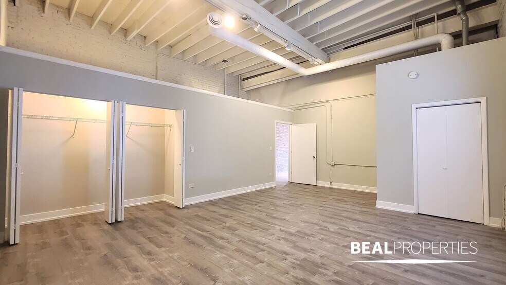 Building Photo - 2320 N Damen Ave