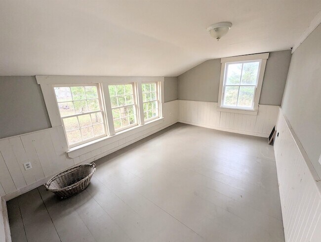 Building Photo - 33 Old Cemetery Rd