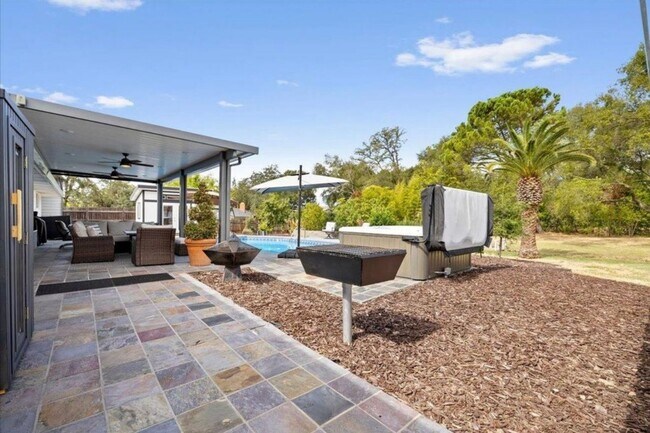 Building Photo - 4/2 Granite Bay, Pool, Jacuzzi, RV Parking...