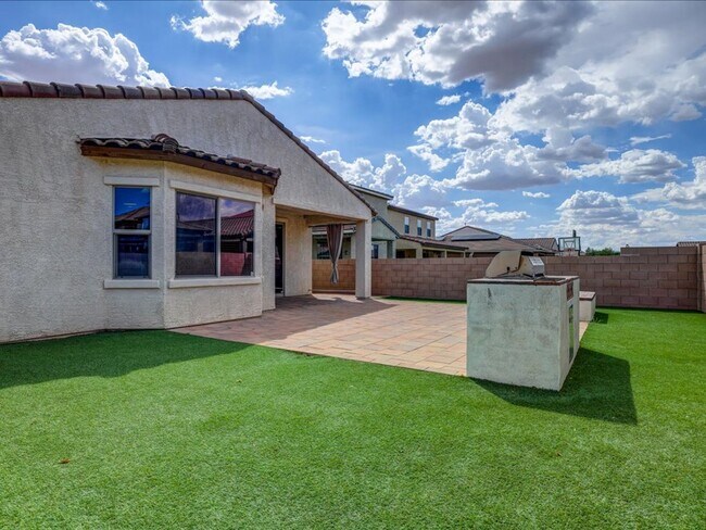 Building Photo - La Estancia 4 Bed 2.5 Bath Home