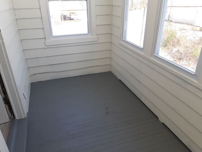 Building Photo - Recently renovated 3 bedroom 1.5 bathroom