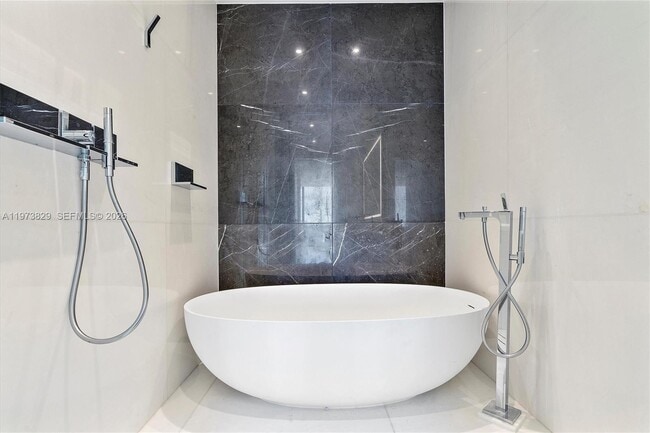 Building Photo - 300 Biscayne Blvd Way