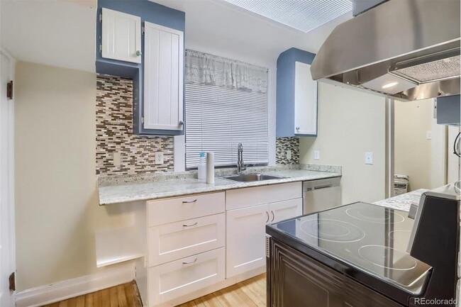 Building Photo - Charming 4 Bed, 2 Bath Town Home in Prime ...