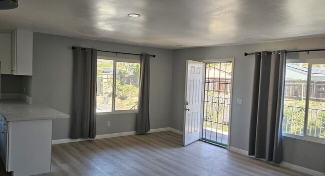 Building Photo - Remodeled 2bed 1bath